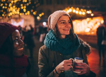 2 Frauen Mit Glühwein